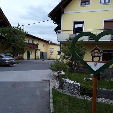 ガムリッツ Obsthof Glueck Bed & Breakfast エクステリア 写真